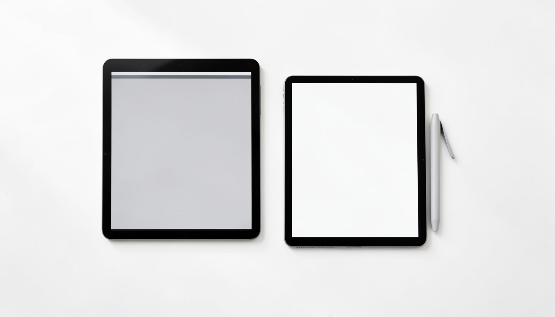 Deux tablettes posées à plat sur un fond blanc minimaliste, l'une avec stylet, lumière naturelle douce