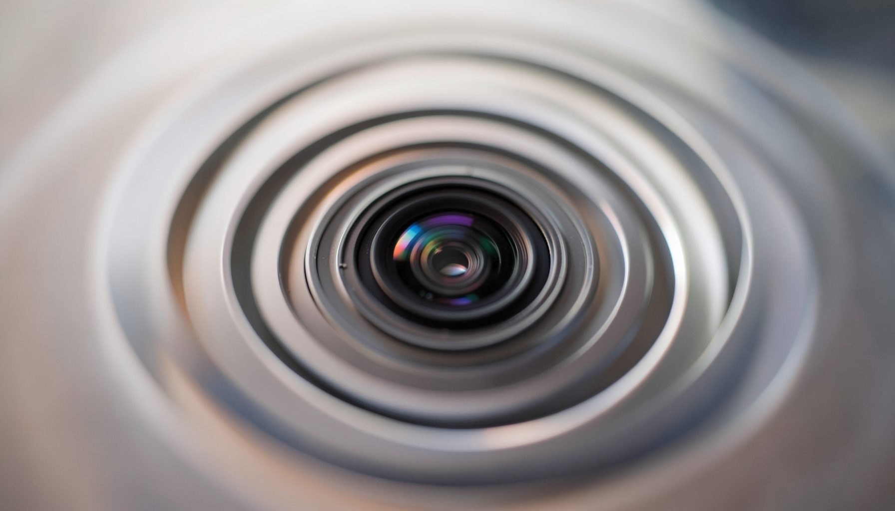 Gros plan sur l'objectif d'un appareil photo de smartphone, cercles concentriques, lumière douce